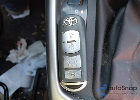 2019 Toyota Yaris L z USA, uszkodzony, nr VIN 3MYDLBYV3KY526430